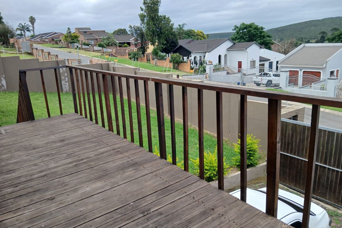 Luxury Living Meets Convenience – Modern Family Home with Views Just Minutes from Town - Photo 4