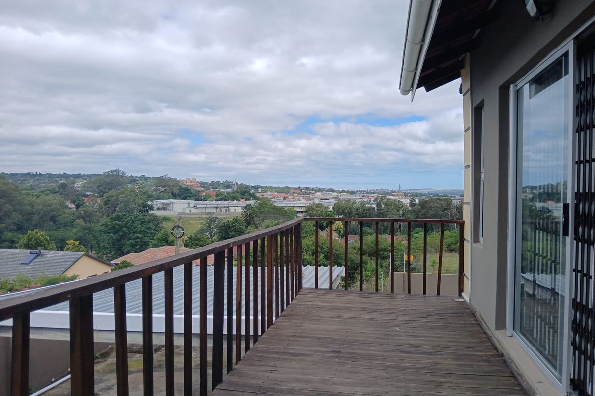 Luxury Living Meets Convenience – Modern Family Home with Views Just Minutes from Town - Photo 5