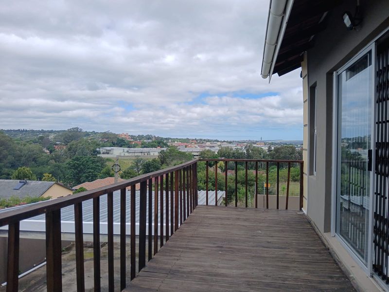 Luxury Living Meets Convenience – Modern Family Home with Views Just Minutes from Town - Photo 5