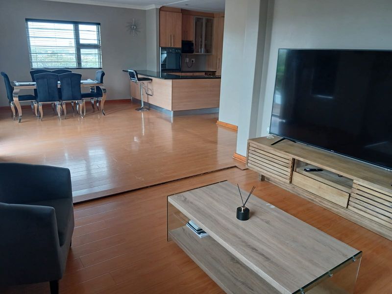 Luxury Living Meets Convenience – Modern Family Home with Views Just Minutes from Town - Photo 7