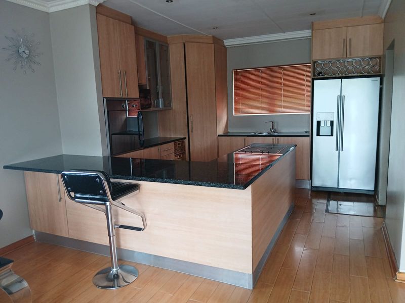 Luxury Living Meets Convenience – Modern Family Home with Views Just Minutes from Town - Photo 8