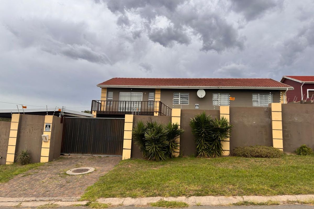 Luxury Living Meets Convenience – Modern Family Home with Views Just Minutes from Town - Photo 2
