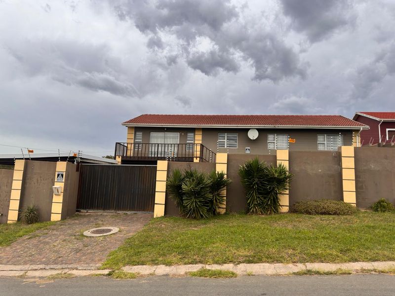 Luxury Living Meets Convenience – Modern Family Home with Views Just Minutes from Town - Photo 2