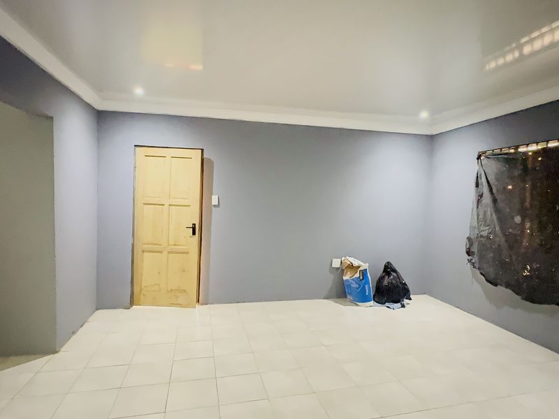 Newly renovated 2 Bedroom Home - Photo 5