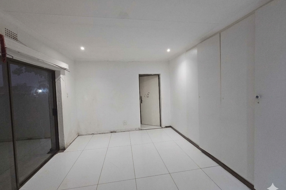 3-Bedroom Home with 1.5 Bathrooms & Single Garage in Reyno Ridge. - Photo 2