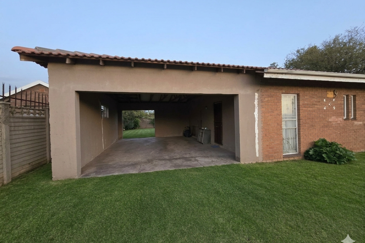 3-Bedroom Home with 1.5 Bathrooms & Single Garage in Reyno Ridge. - Photo 4