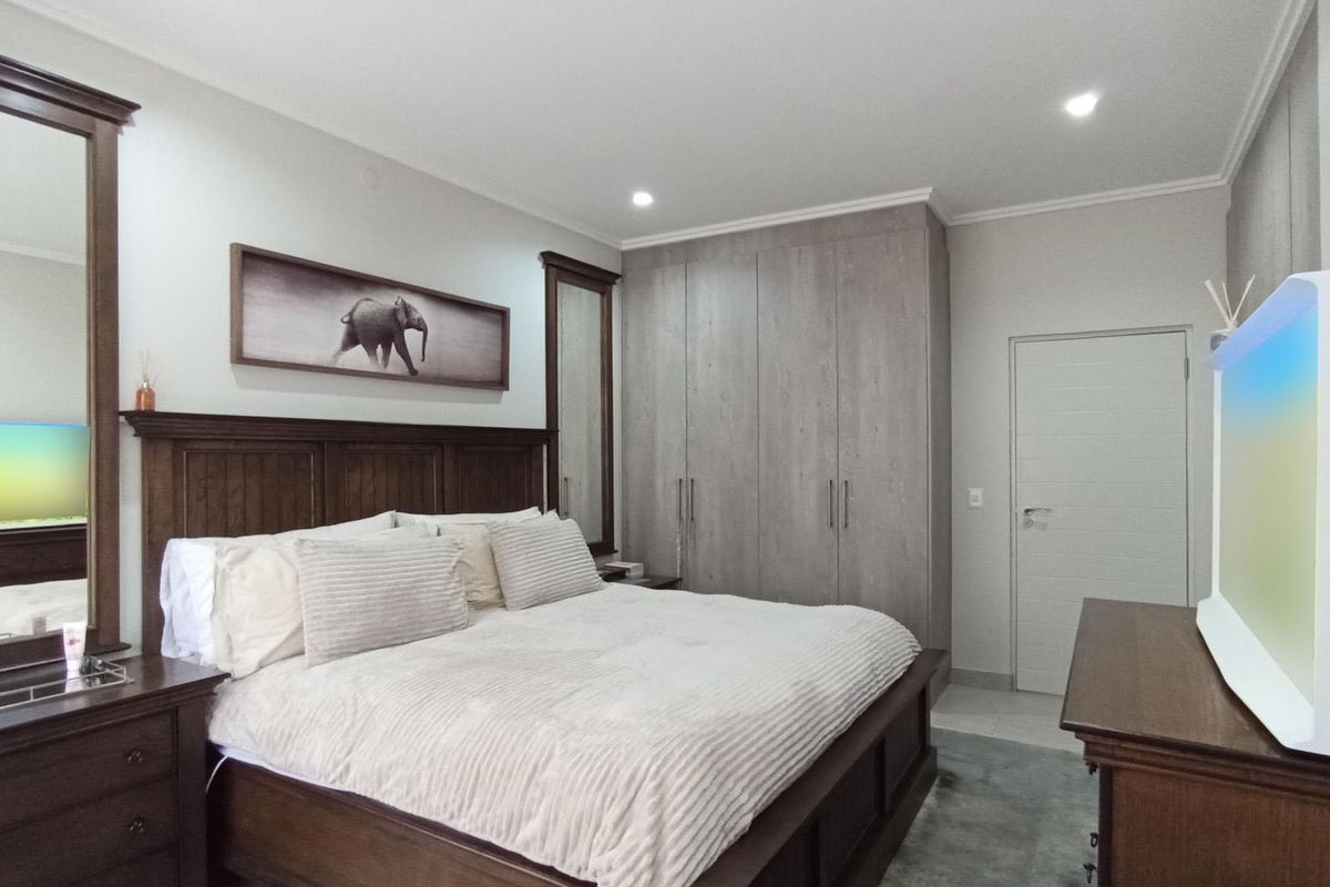 Sustainable Luxury Living | Modern 4-Bedroom Family Home in Bryanston - Photo 4