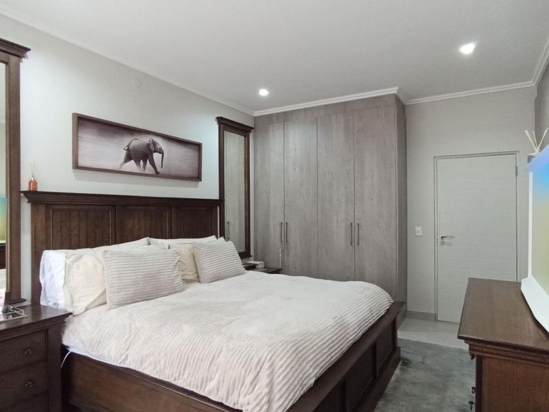 Sustainable Luxury Living | Modern 4-Bedroom Family Home in Bryanston - Photo 4