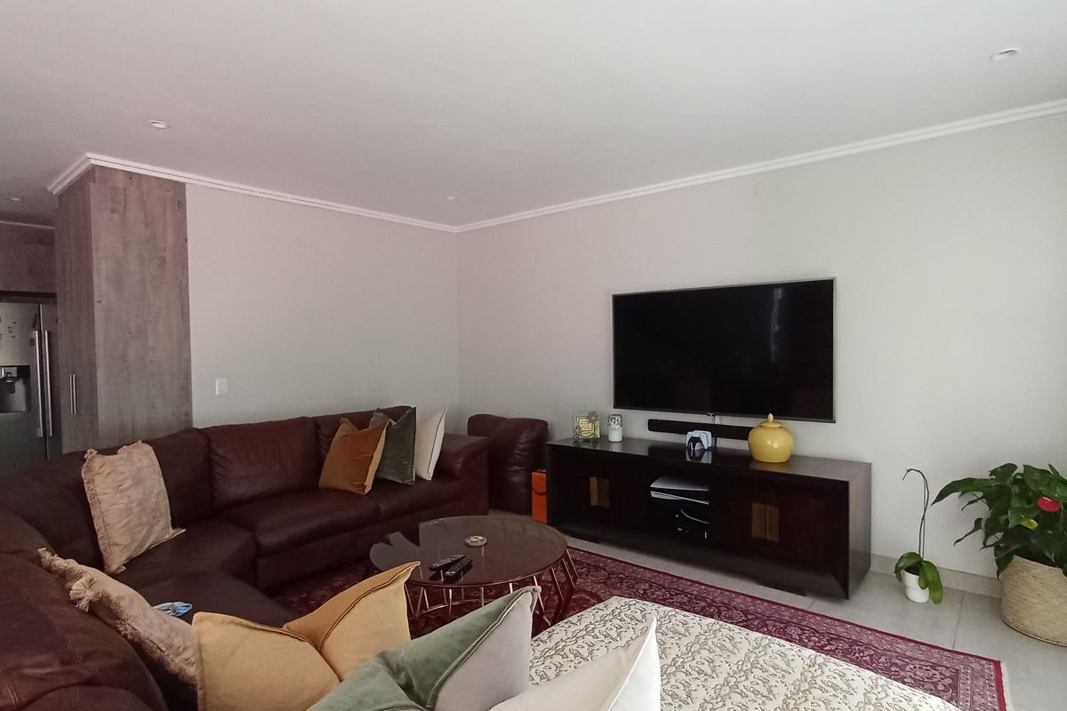Sustainable Luxury Living | Modern 4-Bedroom Family Home in Bryanston - Photo 5