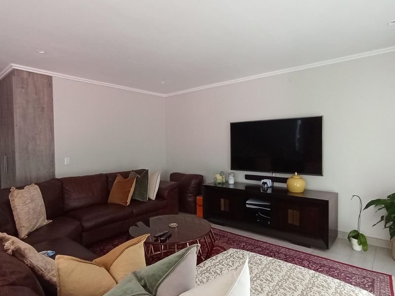 Sustainable Luxury Living | Modern 4-Bedroom Family Home in Bryanston - Photo 5