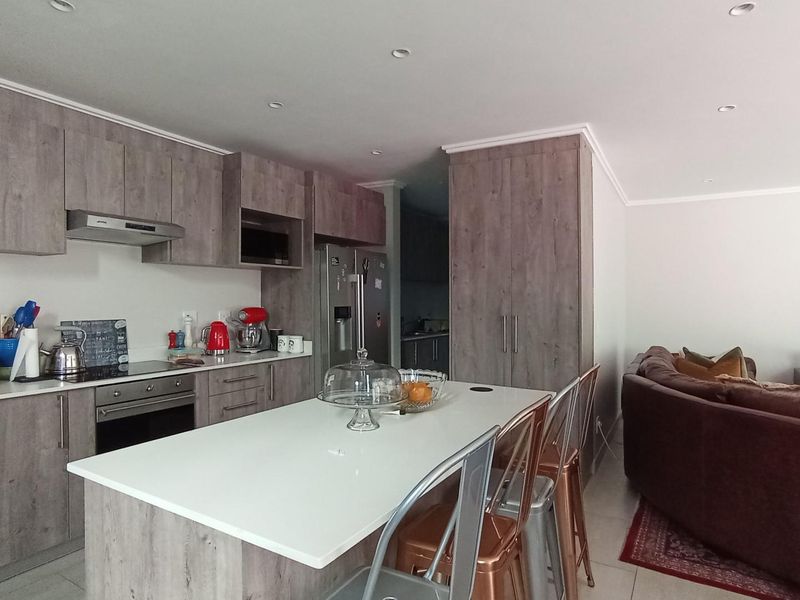 Sustainable Luxury Living | Modern 4-Bedroom Family Home in Bryanston - Photo 9