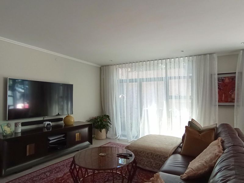 Sustainable Luxury Living | Modern 4-Bedroom Family Home in Bryanston - Photo 6