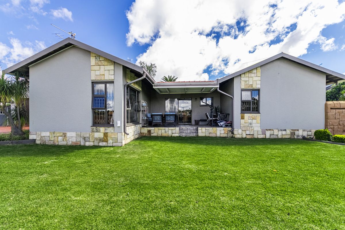 Spacious Family Living with Pool & Lapa in Mindalore - Photo 4