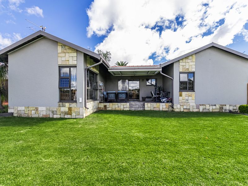 Spacious Family Living with Pool & Lapa in Mindalore - Photo 4