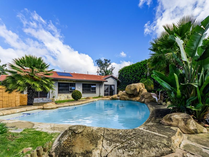 Spacious Family Living with Pool & Lapa in Mindalore - Photo 8