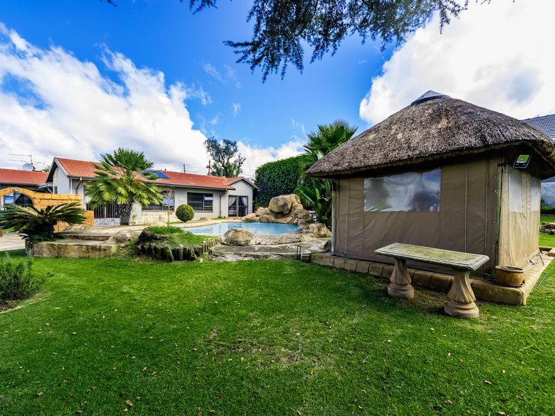 Spacious Family Living with Pool & Lapa in Mindalore - Photo 6