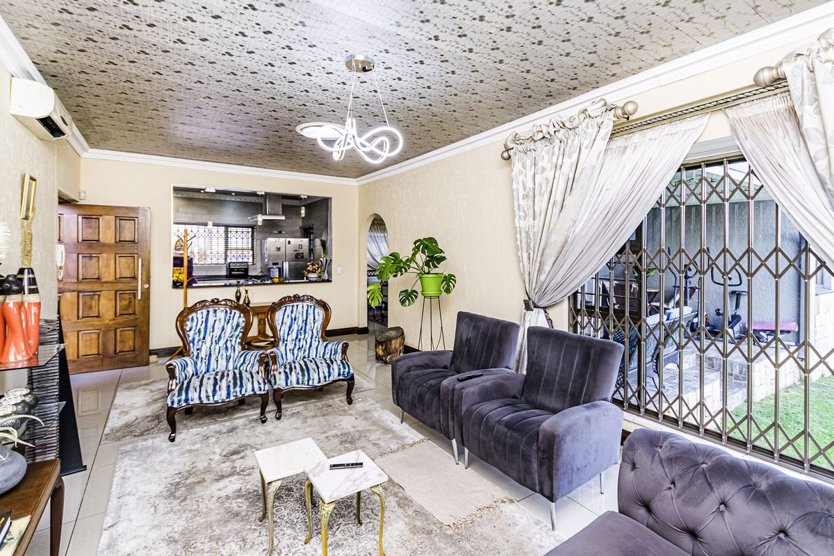 Spacious Family Living with Pool & Lapa in Mindalore - Photo 3