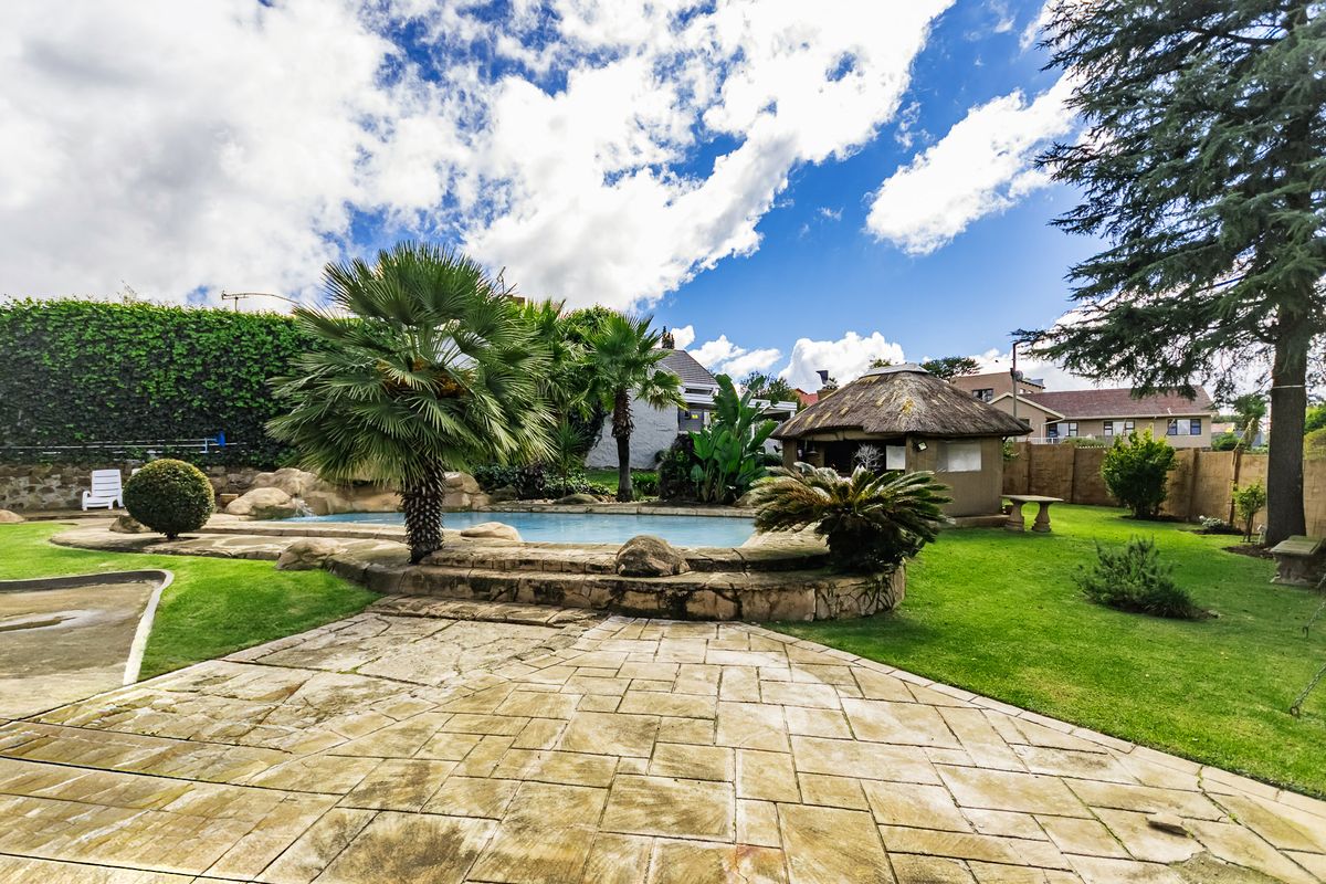 Spacious Family Living with Pool & Lapa in Mindalore - Photo 5