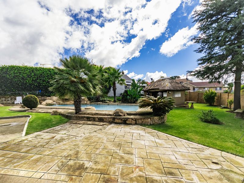 Spacious Family Living with Pool & Lapa in Mindalore - Photo 5