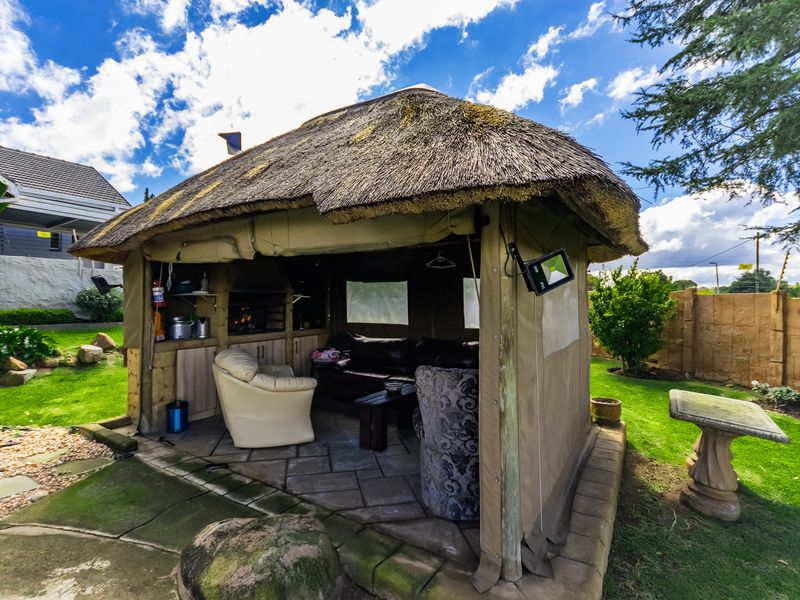 Spacious Family Living with Pool & Lapa in Mindalore - Photo 9