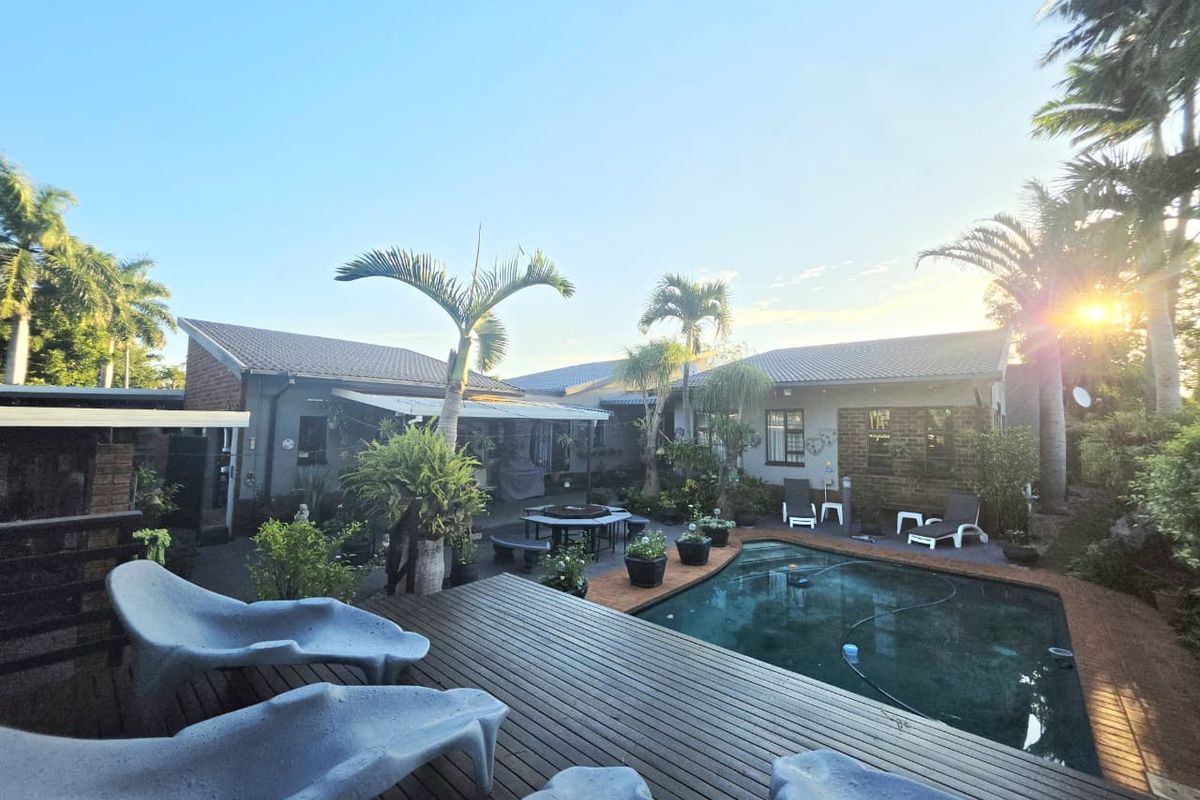 Beautiful Family Home with Pool, Study & Extra Features - Photo 2
