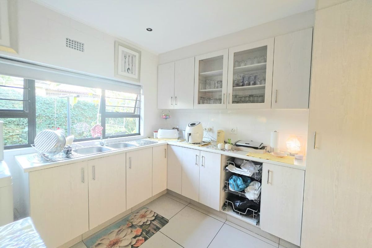 Beautiful Family Home with Pool, Study & Extra Features - Photo 3