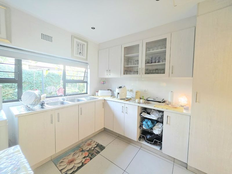 Beautiful Family Home with Pool, Study & Extra Features - Photo 3