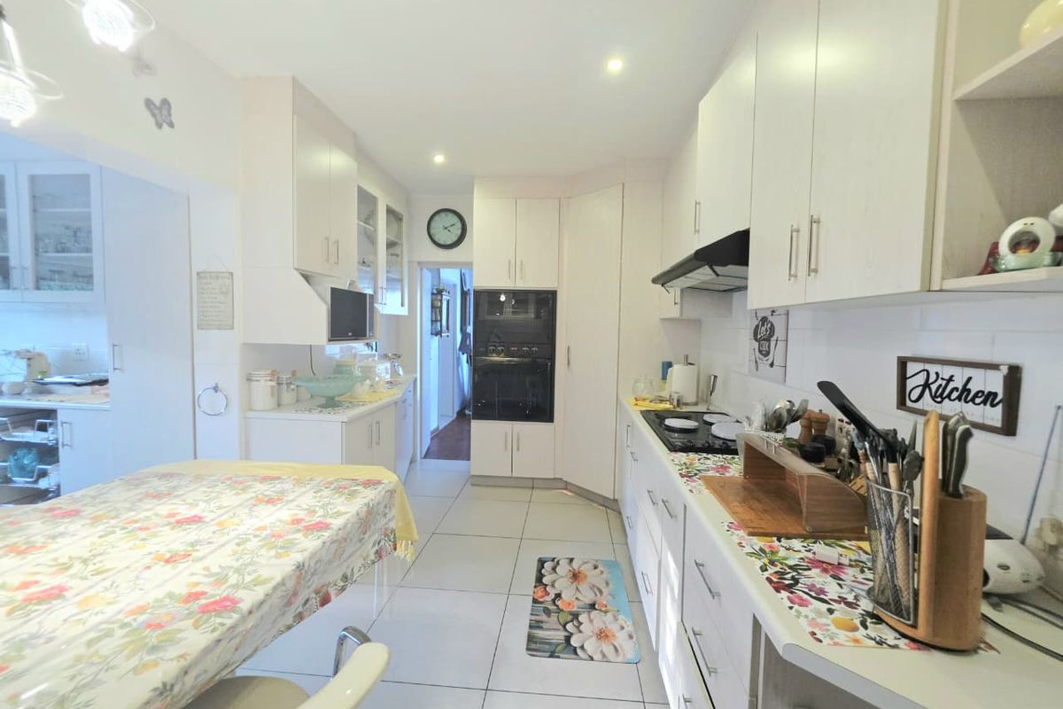 Beautiful Family Home with Pool, Study & Extra Features - Photo 4