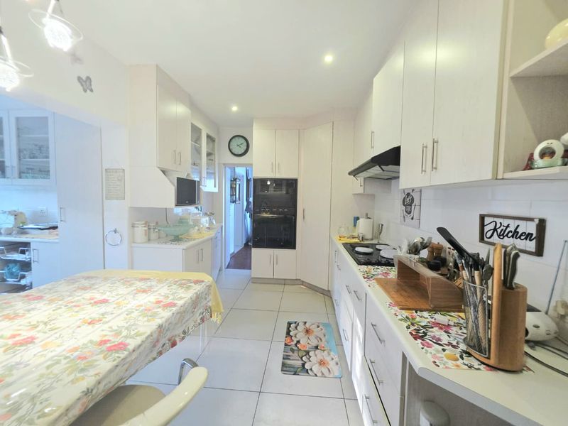 Beautiful Family Home with Pool, Study & Extra Features - Photo 4