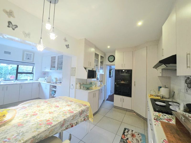 Beautiful Family Home with Pool, Study & Extra Features - Photo 5