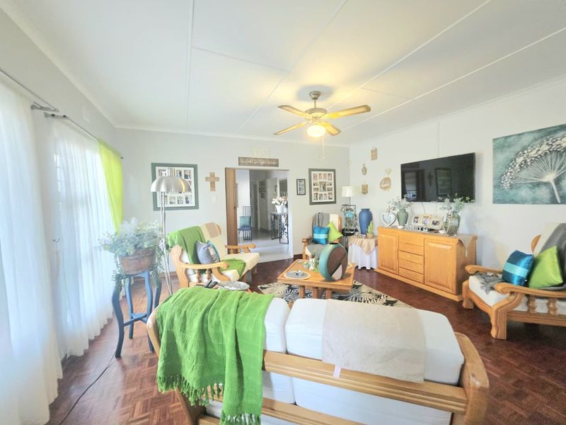 Beautiful Family Home with Pool, Study & Extra Features - Photo 10