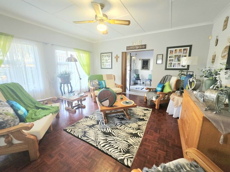 Beautiful Family Home with Pool, Study & Extra Features - Photo 8