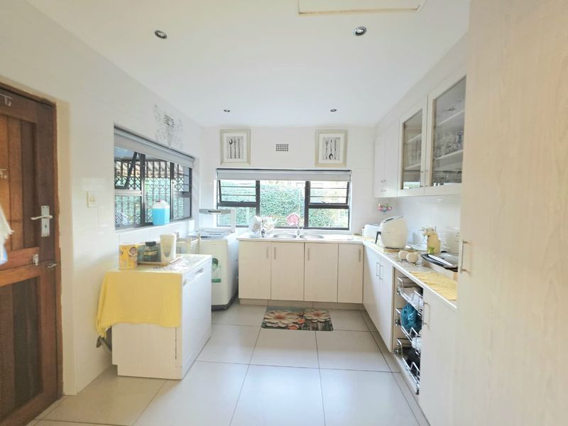 Beautiful Family Home with Pool, Study & Extra Features - Photo 6