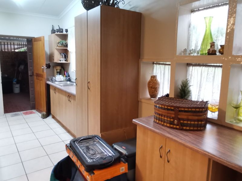 Neat and Spacious 2-Bedroom Home in a Peaceful Retirement Village - Photo 4