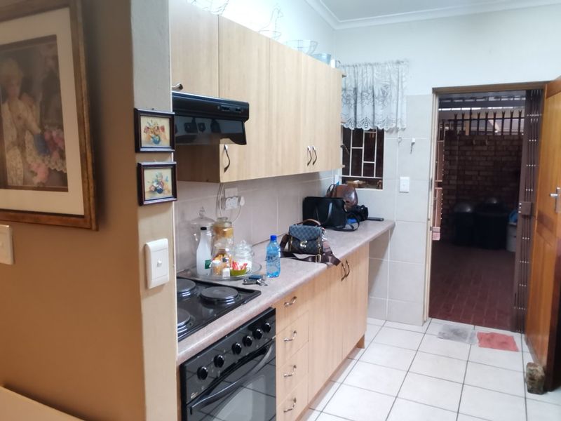 Neat and Spacious 2-Bedroom Home in a Peaceful Retirement Village - Photo 5