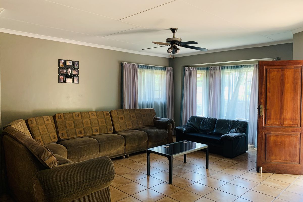 Well located family home with a beautiful spacious yard. - Photo 5