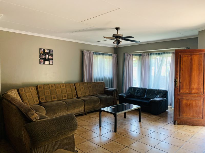 Well located family home with a beautiful spacious yard. - Photo 5