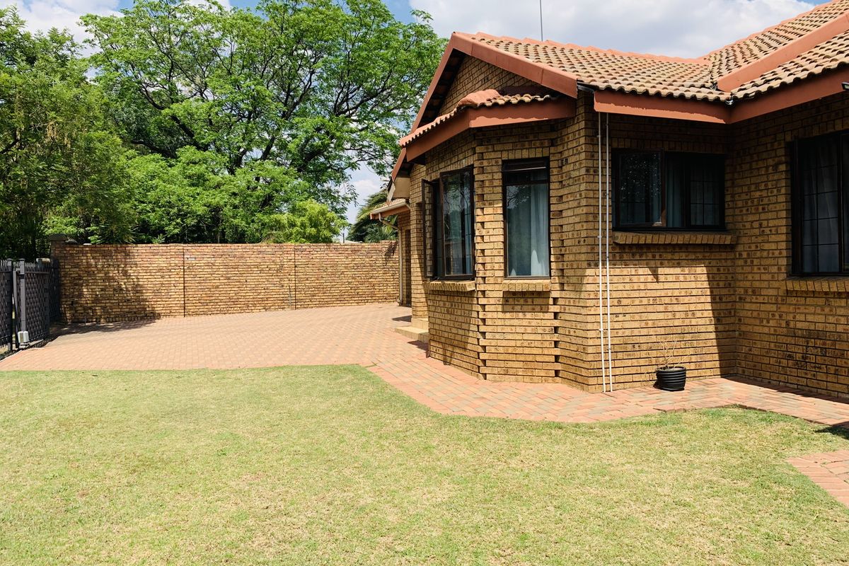Well located family home with a beautiful spacious yard. - Photo 2