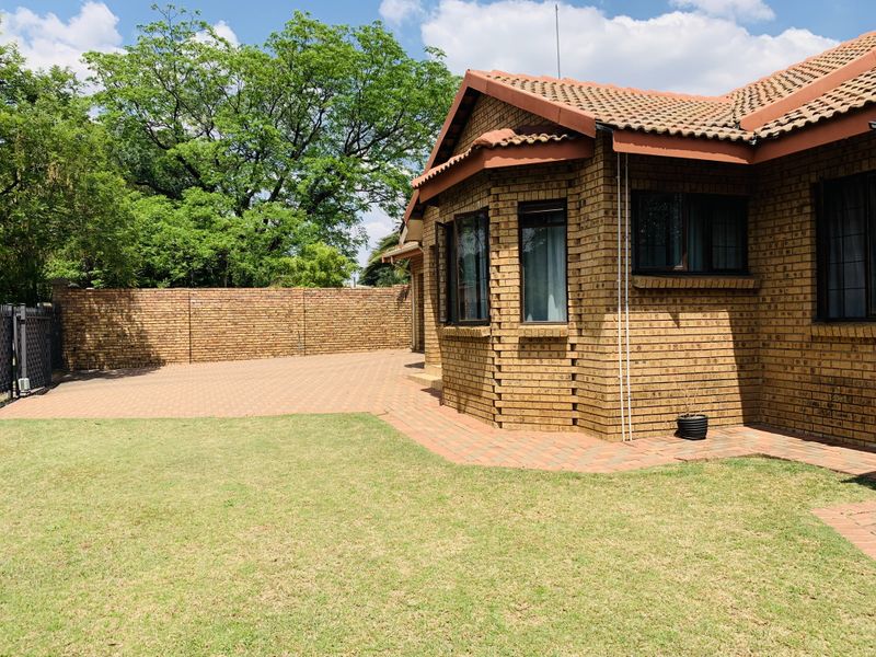 Well located family home with a beautiful spacious yard. - Photo 2