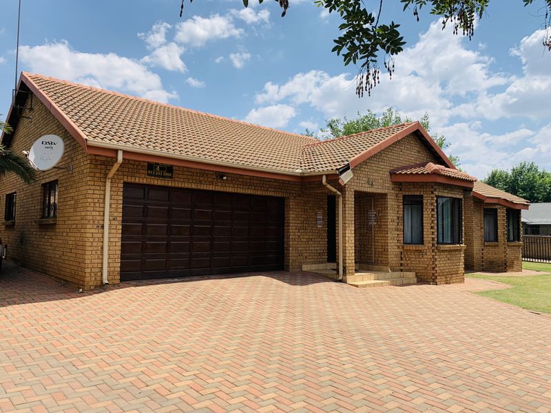 Well located family home with a beautiful spacious yard. - Photo 1