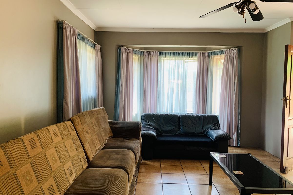 Well located family home with a beautiful spacious yard. - Photo 4