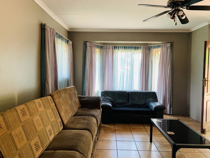 Well located family home with a beautiful spacious yard. - Photo 4
