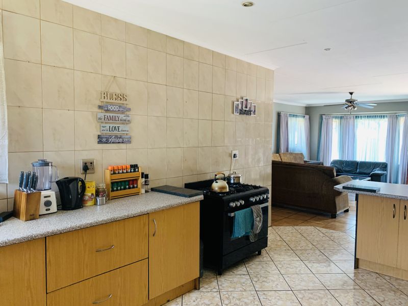 Well located family home with a beautiful spacious yard. - Photo 9