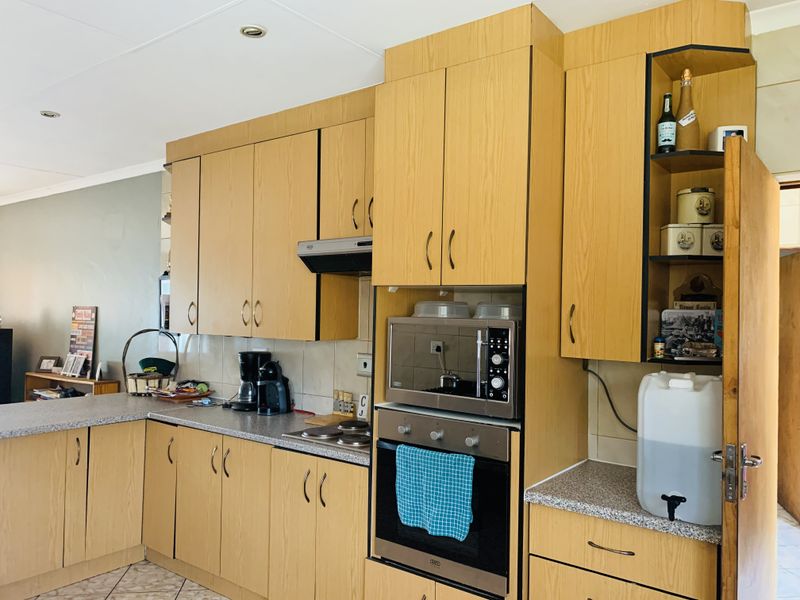 Well located family home with a beautiful spacious yard. - Photo 10
