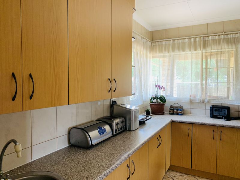 Well located family home with a beautiful spacious yard. - Photo 8