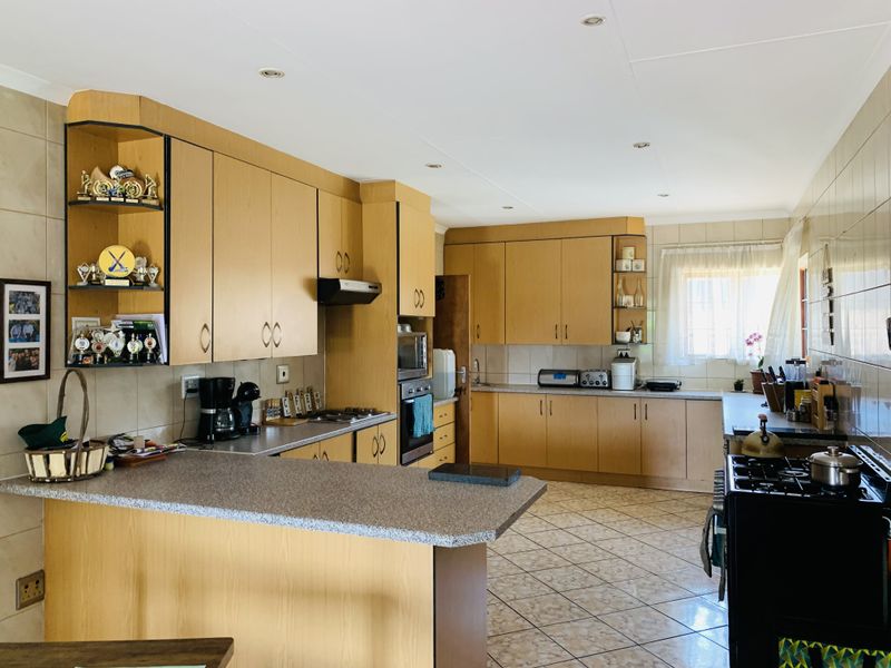 Well located family home with a beautiful spacious yard. - Photo 6