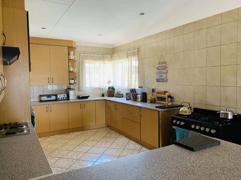 Well located family home with a beautiful spacious yard. - Photo 7