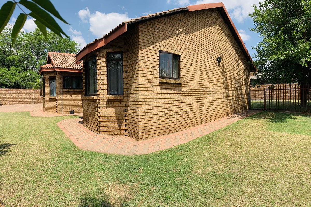 Well located family home with a beautiful spacious yard. - Photo 3