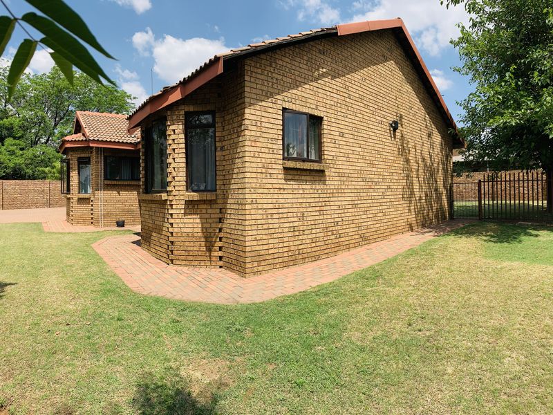 Well located family home with a beautiful spacious yard. - Photo 3