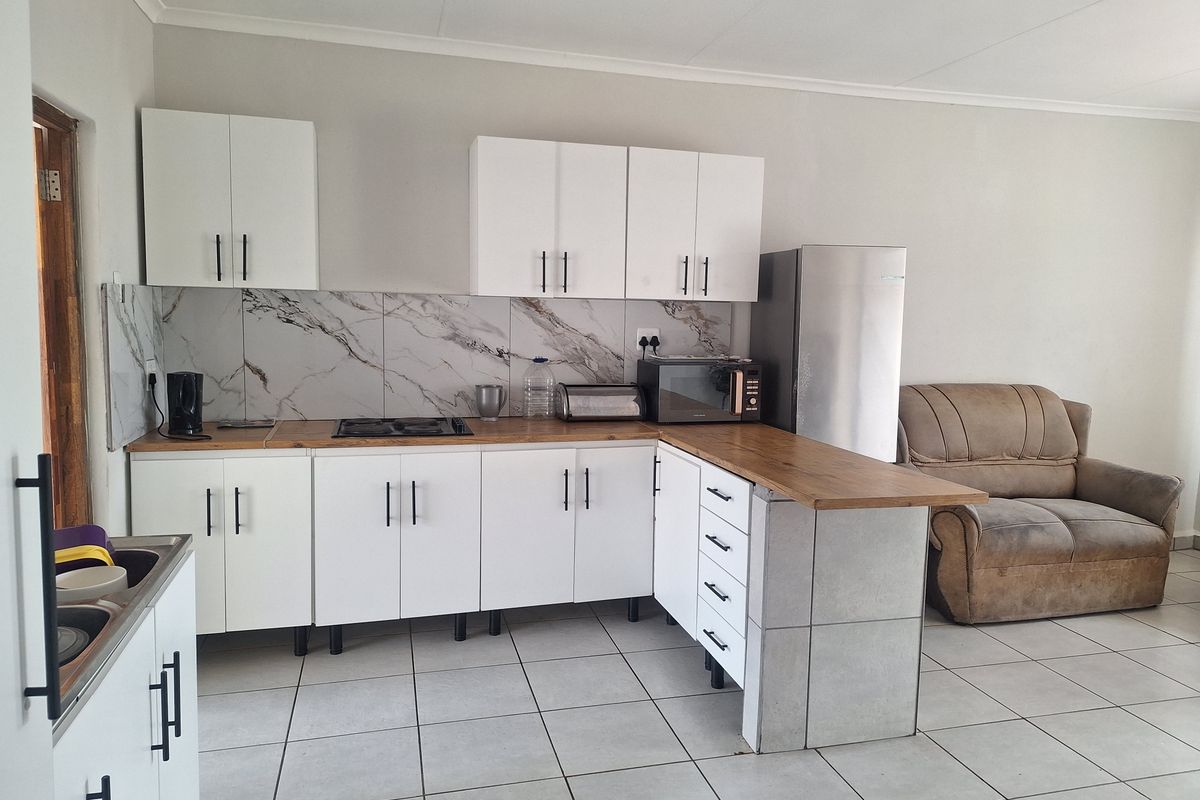 A modern 2-bedroom, 2-bathroom apartment with water included in the rental. - Photo 4